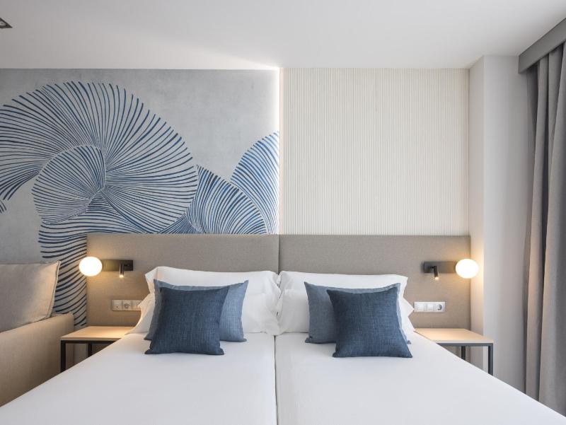 Double Room with Sea View image 4