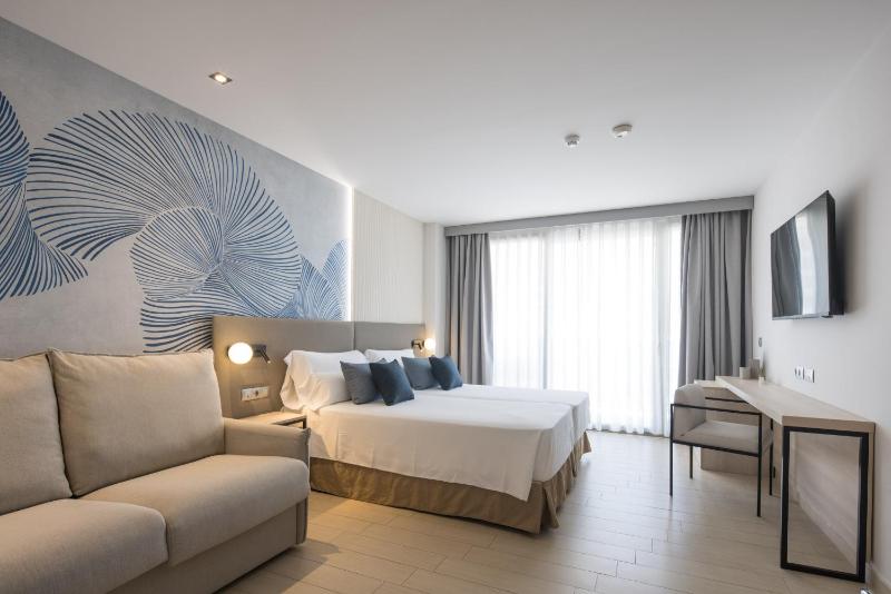 Double Room with Sea View image 3