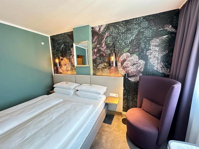 Small Double Room image 4