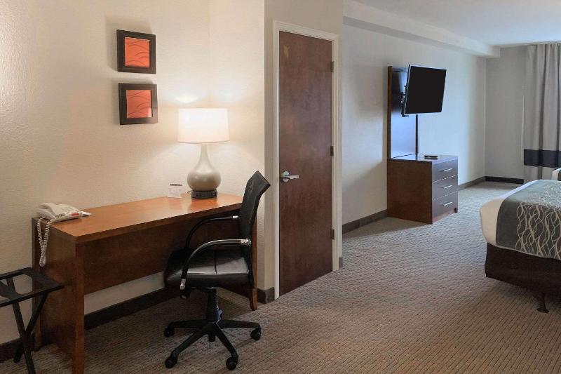 Queen Room with Two Queen Beds - Non-Smoking image 4