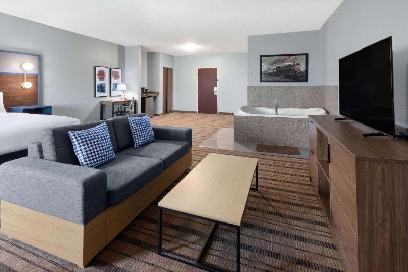 King Room with Sofa Bed and Spa Bath - Non-Smoking image 4