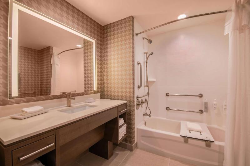 King Suite with Accessible Bathtub image 2