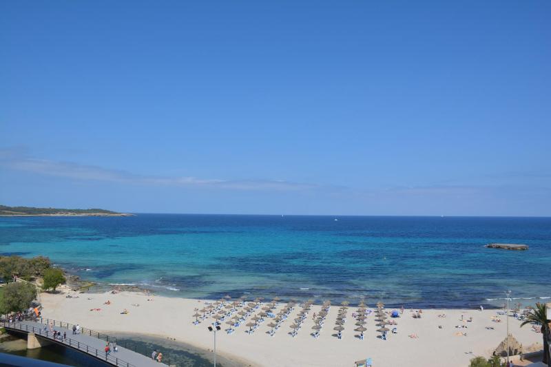 One-Bedroom Apartment with Sea View image 3
