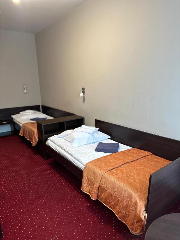 Twin Room image 3