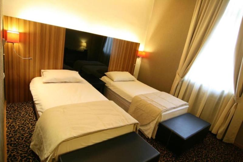 Deluxe Twin Room image 1