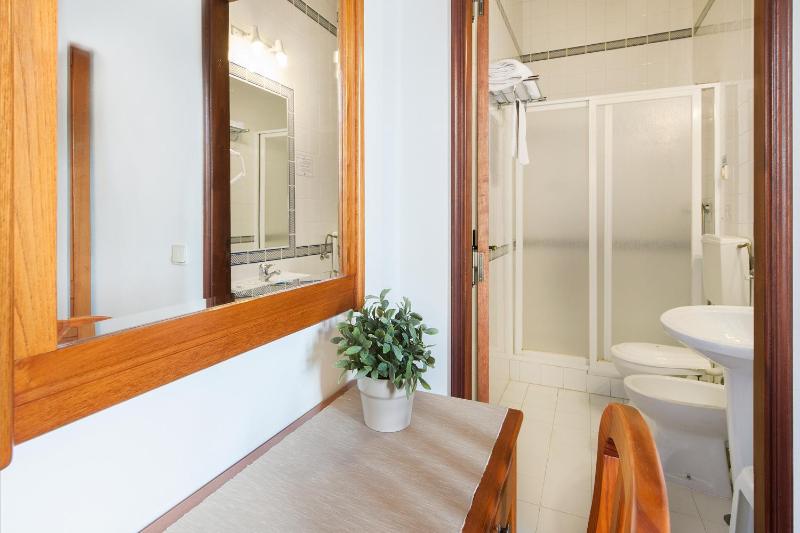 Standard Double Room image 4