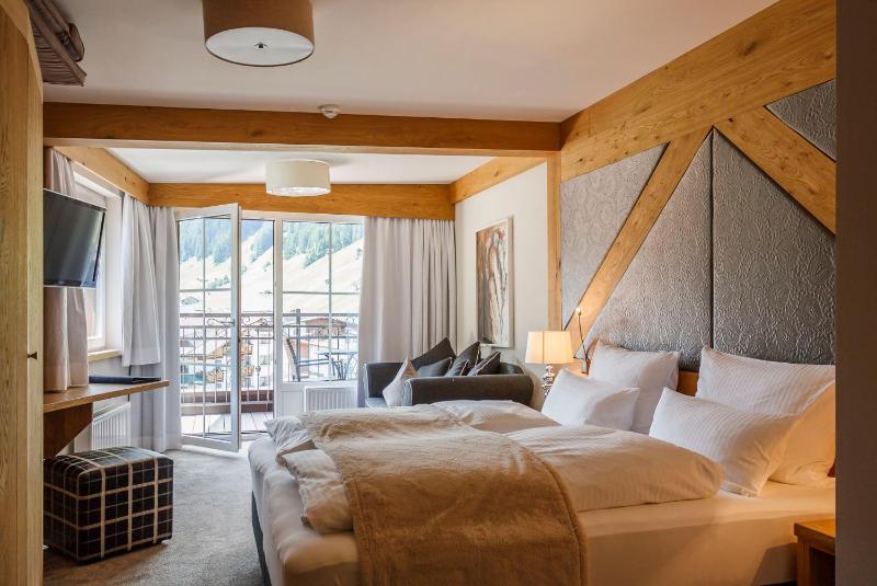 Deluxe Suite with Balcony image 1