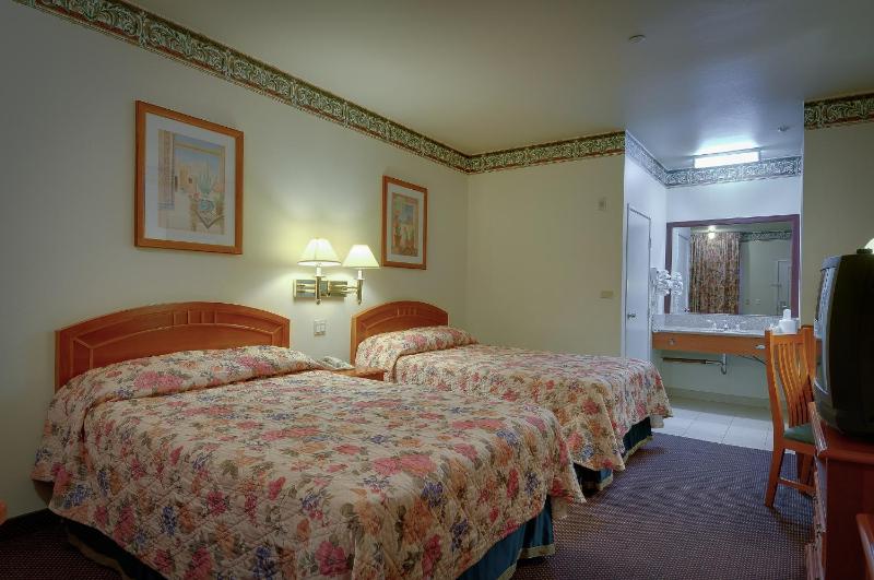 Queen Room with Two Queen Beds image 3