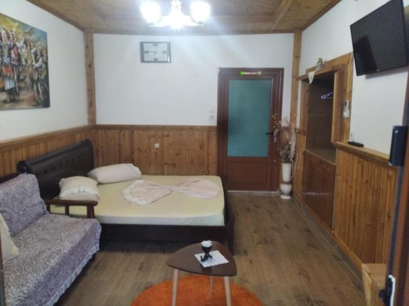 Deluxe Double Room with Extra Bed image 2