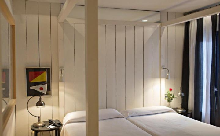 Twin Room with Pool View image 3