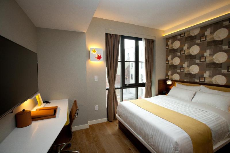 Queen Room image 2