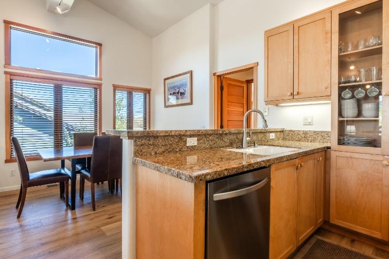 Snowcreek #793 Phase V - 3 Bedroom 3 Bath Sleeps 8 with Private 1 Car Garage - image 12