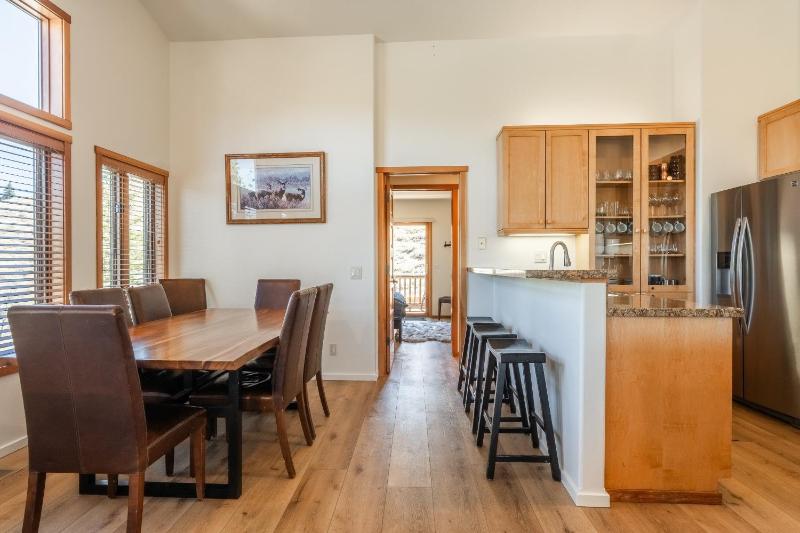 Snowcreek #793 Phase V - 3 Bedroom 3 Bath Sleeps 8 with Private 1 Car Garage - image 7