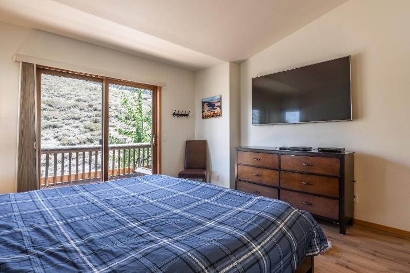 Snowcreek #793 Phase V - 3 Bedroom 3 Bath Sleeps 8 with Private 1 Car Garage - image 10
