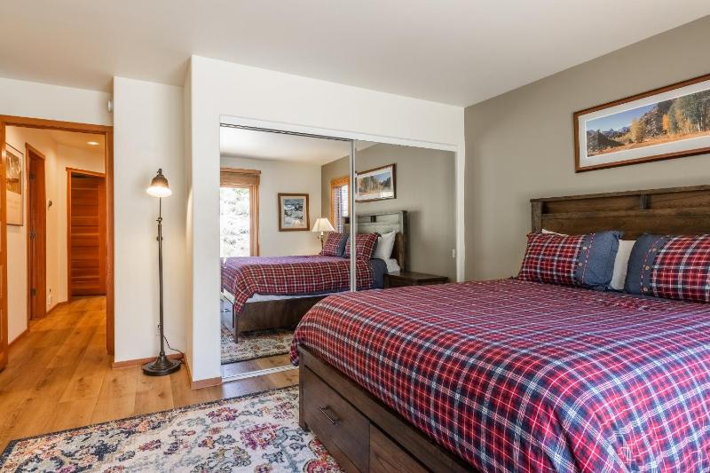 Snowcreek #793 Phase V - 3 Bedroom 3 Bath Sleeps 8 with Private 1 Car Garage - image 4