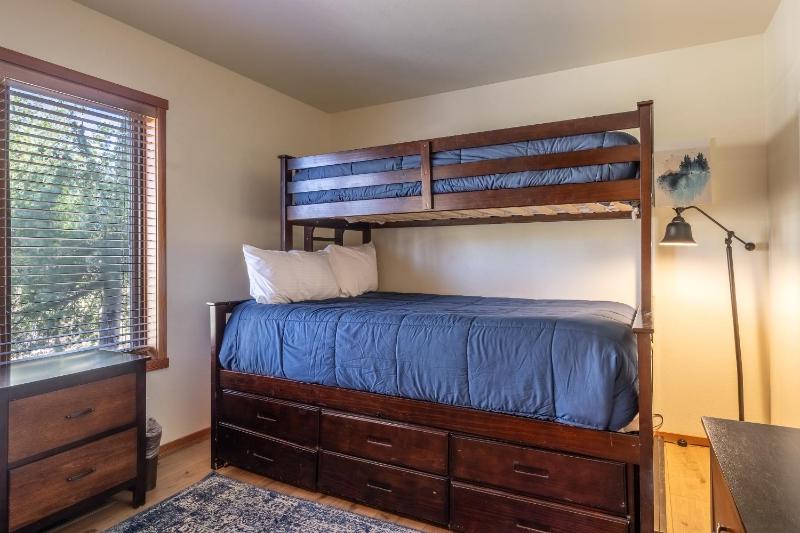 Snowcreek #793 Phase V - 3 Bedroom 3 Bath Sleeps 8 with Private 1 Car Garage - image 8