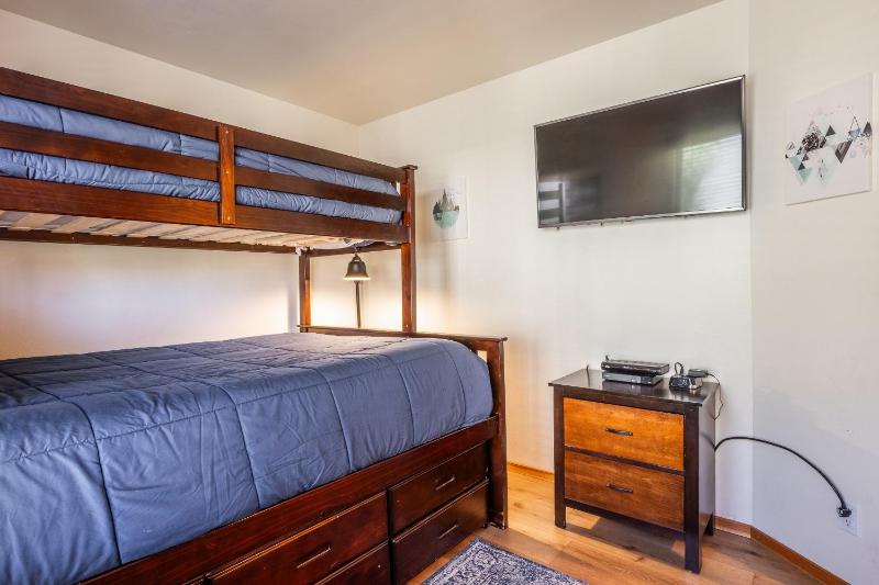 Snowcreek #793 Phase V - 3 Bedroom 3 Bath Sleeps 8 with Private 1 Car Garage - image 21