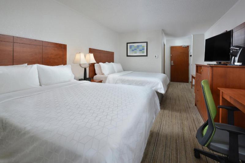 Standard Room with Two Queen Beds image 4