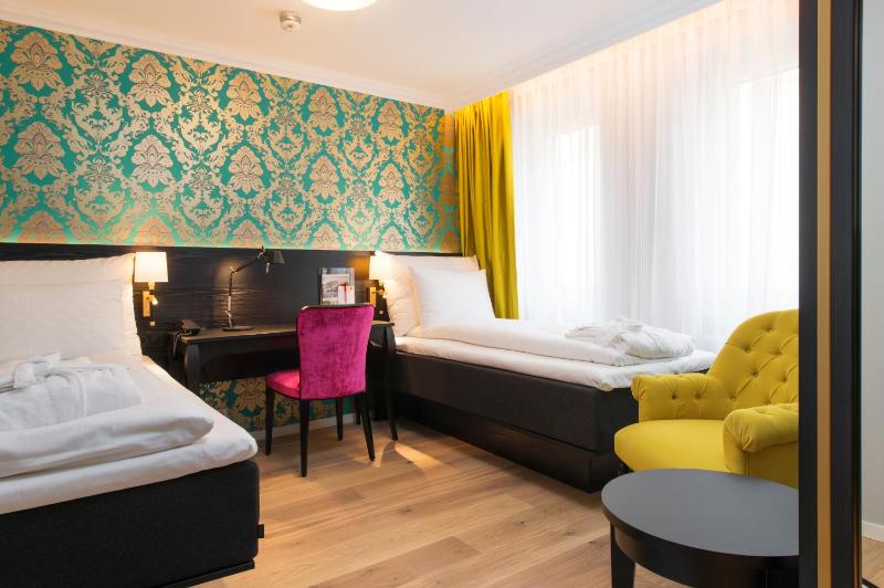 Standard Twin Room image 1