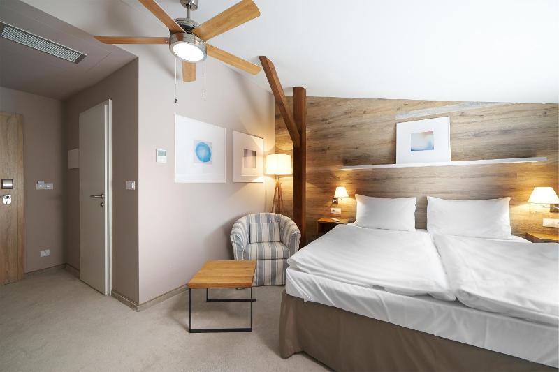 Superior Double Room with Balcony and Forest View image 2