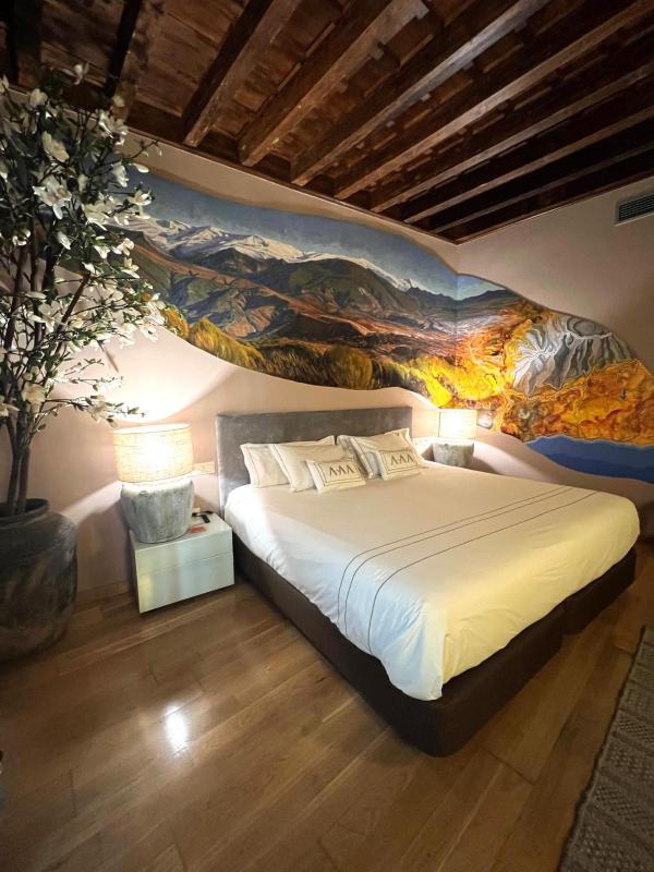 Twin Room - Courtyard image 1