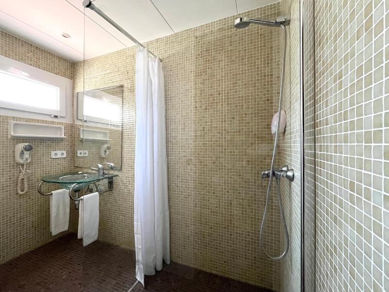Superior Triple Room image 3