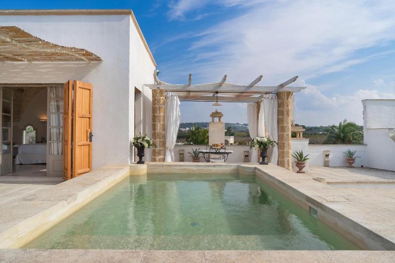 Queen Suite with Pool View image 4