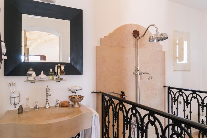 Queen Suite with Pool View image 3