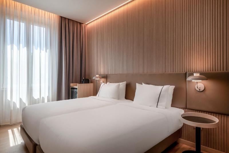 Standard Twin Room image 3