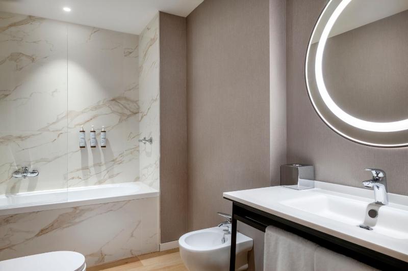 Standard Twin Room image 2