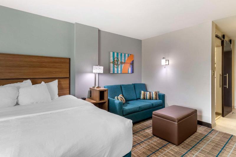 King Suite - Non-Smoking image 4