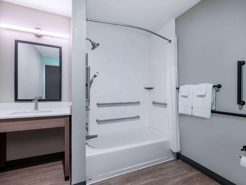 Queen Room with Bathtub w/Grab Bars - Mobility Accessible/Non-Smoking image 2