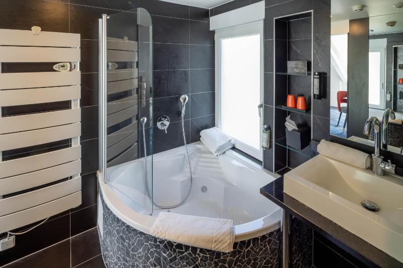 Double Room with Spa Bath image 2