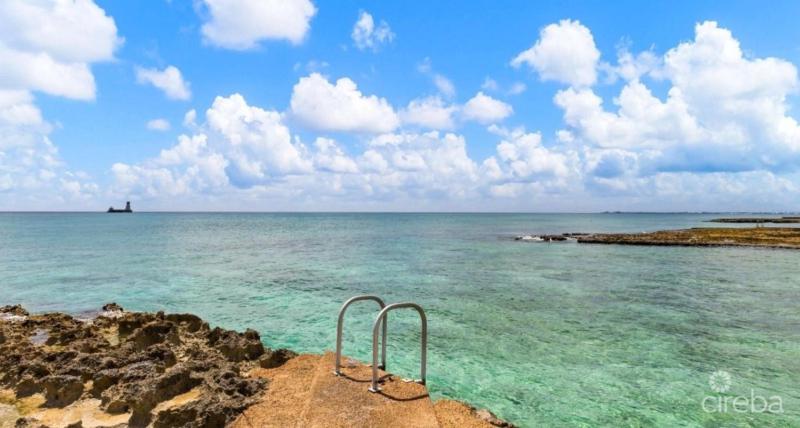 7Mile Beachfront Apartment - image 12