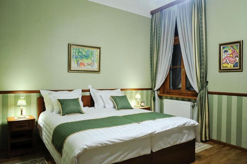 Deluxe Double Room image 2