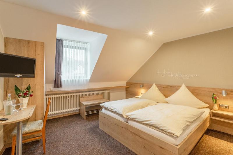 Economy Double Room image 3