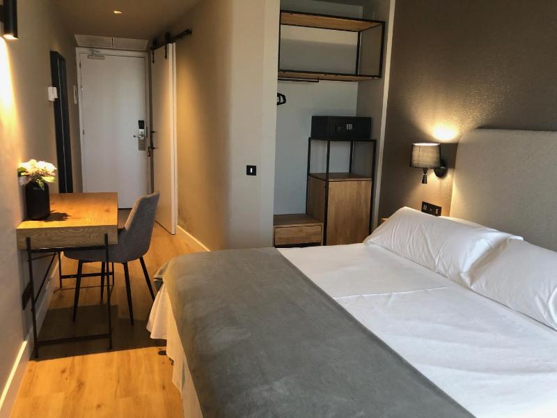 Deluxe Double or Twin Room with Pool View image 1