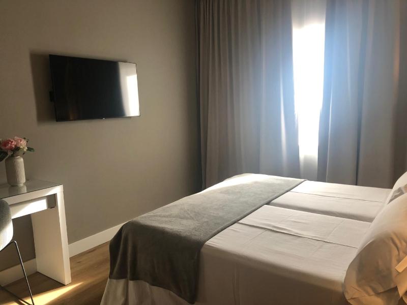 Deluxe Double or Twin Room with City View image 3