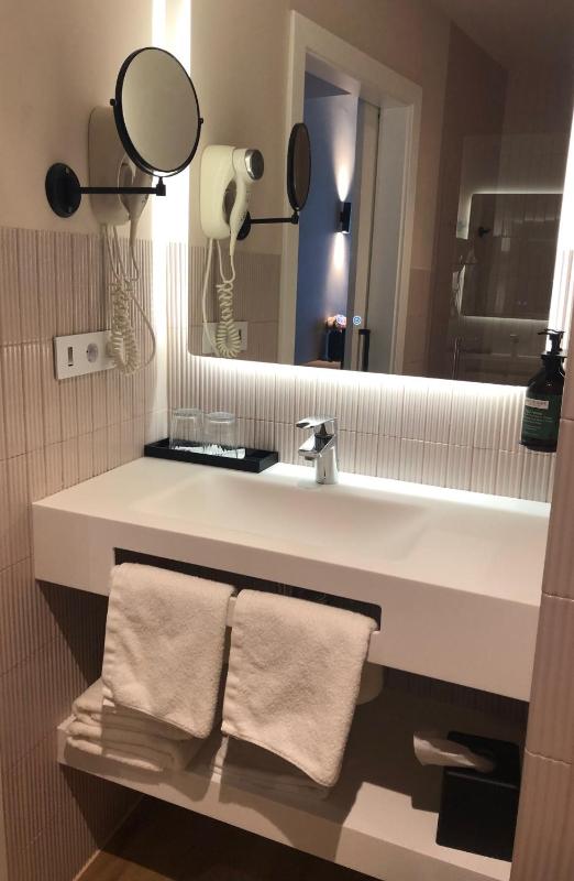Deluxe Double or Twin Room with Pool View image 2