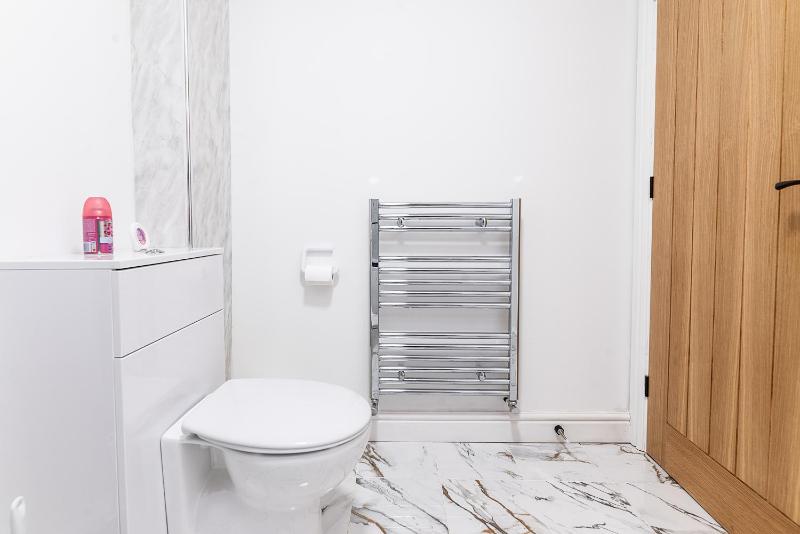 Deluxe 2 Bedroom Apartment In City Centre - image 15