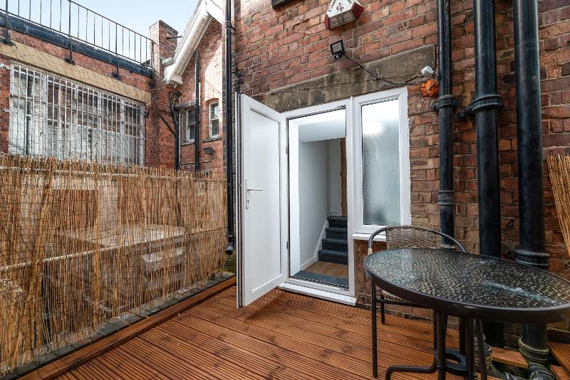 Deluxe 2 Bedroom Apartment In City Centre - image 16