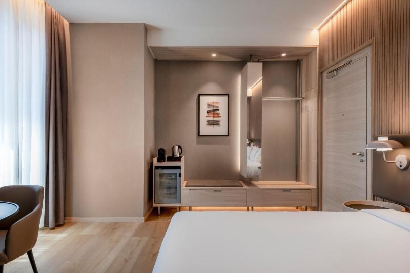 Deluxe Room - High Floor image 3