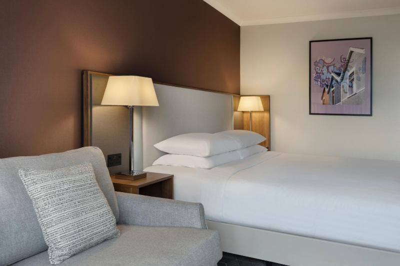 Corner Junior Suite with Executive Lounge Access image 4