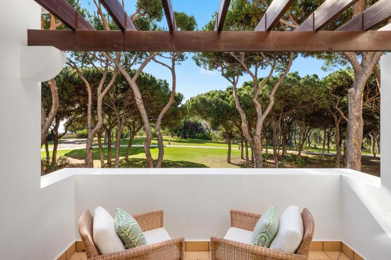 Grand Deluxe Twin Room with Balcony and Resort View image 4