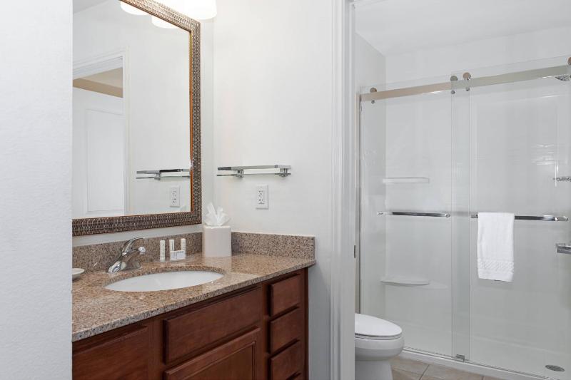 Two-Bedroom Queen Suite image 3