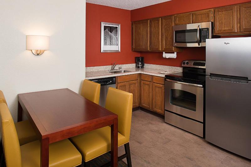 Two-Bedroom Queen Suite image 4