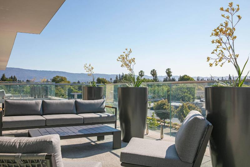Deluxe King Room with Mountain View And Balcony image 2
