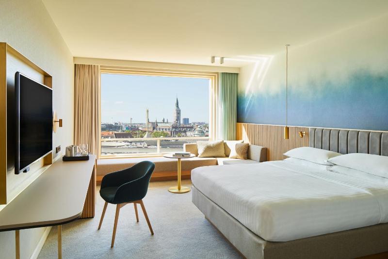 Executive Room, 1 King, City view image 1
