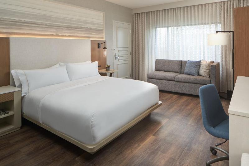 Club level, Guest room, 1 King, Sofa bed image 3