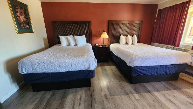 Queen Room with Two Queen Beds - Non-Smoking image 4